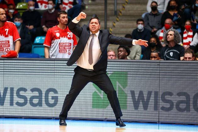 Frankfurt 16 03 2022 xjfx Basketball BBL Bundesliga, Fraport Frankfurt Skyliners s Oliver Würzburg emspor, emonline v l , Coach Sasa FILIPOVSKI Head Coach s Oliver Würzburg gives instructions, gestures, gesticulate with arms gives instructions, gesticulate Copyright: JoaquimxFerreira
