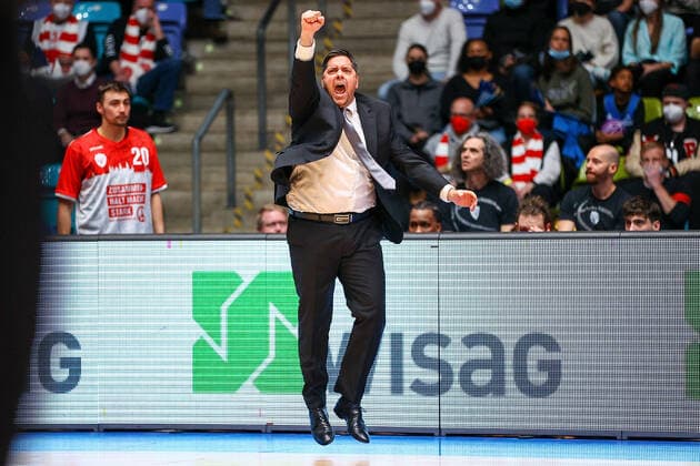 Frankfurt 16 03 2022 xjfx basketball BBL Bundesliga, Fraport Frankfurt Skyliners s Oliver Würzburg emspor, emonline v l , coach Sasa FILIPOVSKI Head Coach s Oliver Würzburg cheers after the end of the game Copyright: JoaquimxFerreira