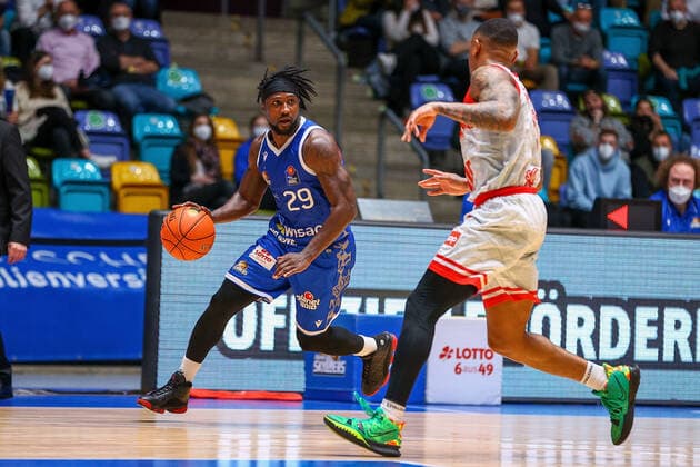 Frankfurt 16 03 2022 xjfx basketball BBL Bundesliga, Fraport Frankfurt Skyliners s Oliver Würzburg emspor, emonline v l , Will Cherry Fraport Skyliners Frankfurt , Charles Callison s Oliver Würzburg Copyright: JoaquimxFerreira