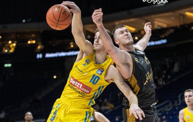 16 03 2022, Berlin, Basketball, 1 Bundesliga, easyCredit BBL, Hauptrunde, 23 Spieltag, Mercedes Benz Arena ALBA Berlin Basketball Loewen Braunschweig ALBAs Tim Schneider l fights against Martin Peterka of Loewen Braunschweig for the ball ALBA Berlin Basketball Loewen Braunschweig
