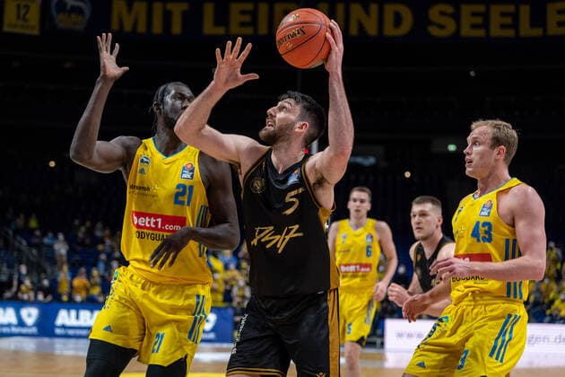 Basketball Berlin 16 03 2022 Season 2021 2022 1 Bundesliga easyCredit BBL Alba Berlin Basketball Lions Braunschweig Owen Klassen Braunschweig, No 05 Christ Koumadje Alba Berlin, No 21 Luke Sikma Alba Berlin, No 43