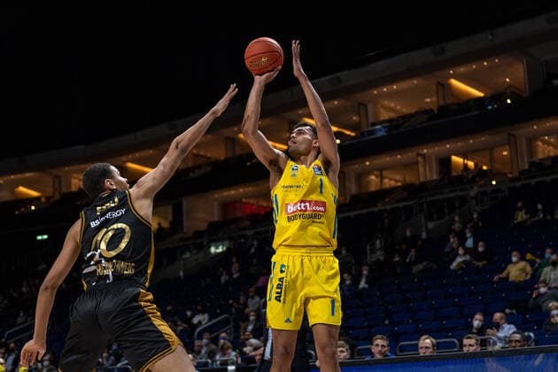 Basketball Berlin 16 03 2022 Season 2021 2022 1 Bundesliga easyCredit BBL Alba Berlin Basketball Löwen Braunschweig Oscar Da Silva Alba Berlin, No 01 Sananda Fru Braunschweig, No 10