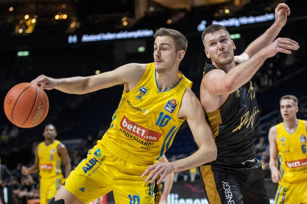 16 03 2022, Berlin, Basketball, 1 Bundesliga, easyCredit BBL, Hauptrunde, 23 Spieltag, Mercedes Benz Arena ALBA Berlin Basketball Loewen Braunschweig ALBAs Tim Schneider l fights against Martin Peterka of Loewen Braunschweig for the ball ALBA Berlin Basketball Loewen Braunschweig