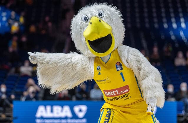 16 03 2022, Berlin, Basketball, 1 Bundesliga, easyCredit BBL, Hauptrunde, 23 Spieltag, Mercedes Benz Arena ALBA Berlin Basketball Loewen Braunschweig Albas mascot Albatros points in one direction ALBA Berlin Basketball Loewen Braunschweig