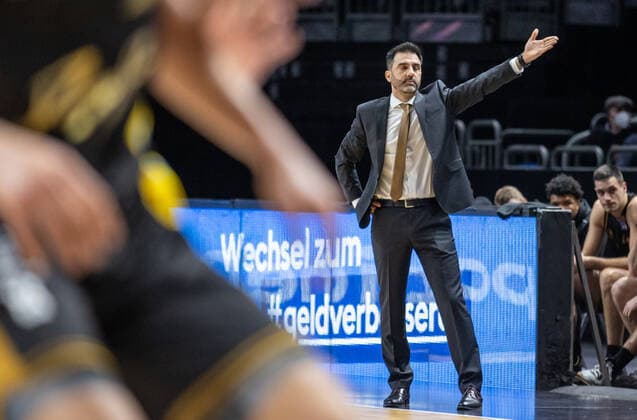 16 03 2022, Berlin, Basketball, 1 Bundesliga, easyCredit BBL, Hauptrunde, 23 Spieltag, Mercedes Benz Arena ALBA Berlin Basketball Loewen Braunschweig Head coach Jesus Ramirez of Loewen Braunschweig stands gesticulating at the edge of the court ALBA Berlin Basketball Loewen Braunschweig