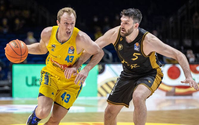 16 03 2022, Berlin, Basketball, 1 Bundesliga, easyCredit BBL, Hauptrunde, 23 Spieltag, Mercedes Benz Arena ALBA Berlin Basketball Loewen Braunschweig ALBAs Luke Sikma l fights for the ball against Owen Klassen of Loewen Braunschweig ALBA Berlin Basketball Loewen Braunschweig