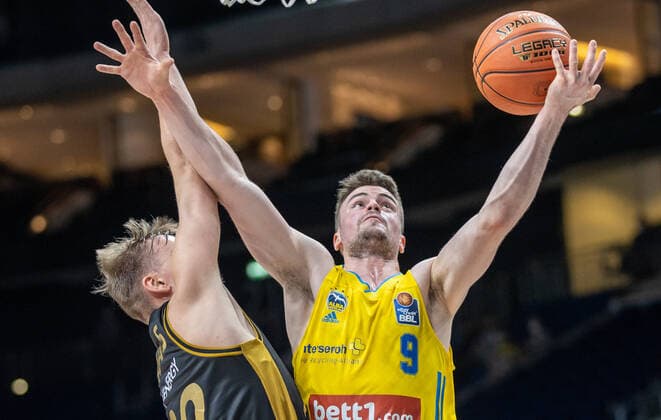 16 03 2022, Berlin, Basketball, 1 Bundesliga, easyCredit BBL, Hauptrunde, 23 Spieltag, Mercedes Benz Arena ALBA Berlin Basketball Loewen Braunschweig ALBAs Jonas Mattisseck r jumps to the basket against Arturs Zagars of Loewen Braunschweig ALBA Berlin Basketball Loewen Braunschweig