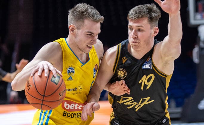 16 03 2022, Berlin, Basketball, 1 Bundesliga, easyCredit BBL, Hauptrunde, 23 Spieltag, Mercedes Benz Arena ALBA Berlin Basketball Loewen Braunschweig ALBAs Malte Delow l fights for the ball against Loewen Braunschweigs Ondrej Sehnal ALBA Berlin Basketball Loewen Braunschweig