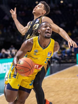 16 03 2022, Berlin, Basketball, 1 Bundesliga, easyCredit BBL, Hauptrunde, 23 Spieltag, Mercedes Benz Arena ALBA Berlin Basketball Loewen Braunschweig ALBAs Jaleen Smith l fights for the ball against Brandon Tischler of Loewen Braunschweig ALBA Berlin Basketball Loewen Braunschweig