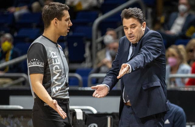 16 03 2022, Berlin, Basketball, 1 Bundesliga, easyCredit BBL, Hauptrunde, 23 Spieltag, Mercedes Benz Arena ALBA Berlin Basketball Loewen Braunschweig ALBAs head coach Israel Gonzalez r talks gesticulating with the referee ALBA Berlin Basketball Loewen Braunschweig