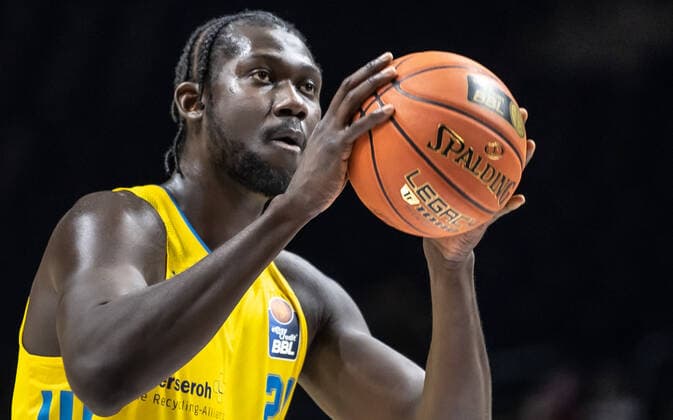 16 03 2022, Berlin, Basketball, 1 Bundesliga, easyCredit BBL, Hauptrunde, 23 Spieltag, Mercedes Benz Arena ALBA Berlin Basketball Loewen Braunschweig ALBAs Christ Koumadje holds the ball ready for the free throw ALBA Berlin Basketball Loewen Braunschweig
