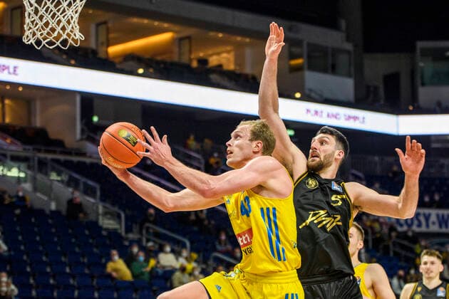 v l Luke Sikma Alba Berlin, 43 , Owen Klassen Basketball Loewen Braunschweig, 05 , duel, action, fight, GER, Alba Berlin vs Basketball Loewen Braunschweig, BBL, Basketball Bundesliga Maenner, 23 Spieltag, Saison 2021 2022, 16 03 2022, GER, Alba Berlin vs Basketball Loewen Braunschweig, BBL, Basketball Bundesliga Maenner, 23 Spieltag, Saison 2021 2022, 16 03 2022, Berlin Copyright: xEibner-Pressefoto UwexKochx EP_UKH