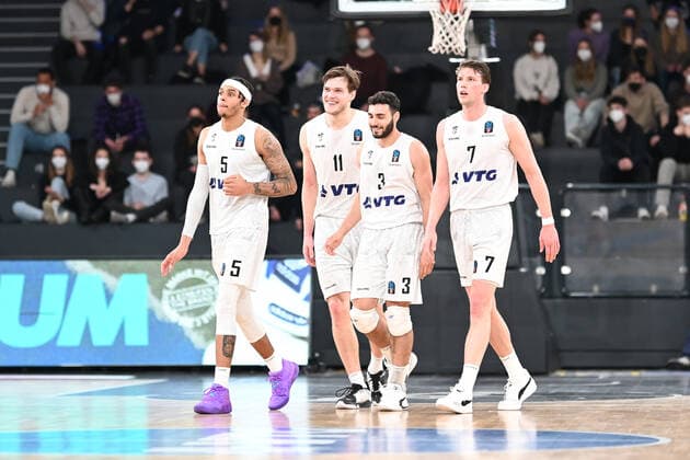 Basketball I Men I Season 2021 2022 I EuroCup I 15 Matchday I Hamburg Towers Slask Wroclaw I 16 03 2022 The Hamburg Towers walk off the field together satisfied Hamburg Wilhelmsburg edel optics de Arena Hamburg Germany Copyright: xLobeca FelixxSchlikisx