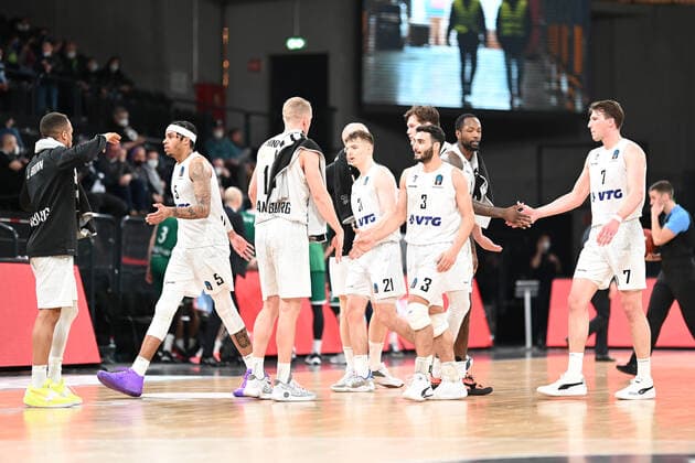 Basketball I Men I Season 2021 2022 I EuroCup I 15 Matchday I Hamburg Towers Slask Wroclaw I 16 03 2022 The Hamburg Towers walk off the field together satisfied Hamburg Wilhelmsburg edel optics de Arena Hamburg Germany Copyright: xLobeca FelixxSchlikisx