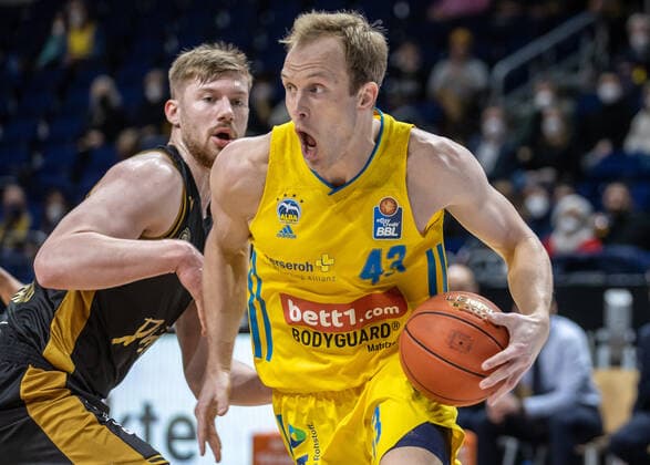 16 03 2022, Berlin, Basketball, 1 Bundesliga, easyCredit BBL, Hauptrunde, 23 Spieltag, Mercedes Benz Arena ALBA Berlin Basketball Loewen Braunschweig ALBAs Luke Sikma puts through ALBA Berlin Basketball Loewen Braunschweig