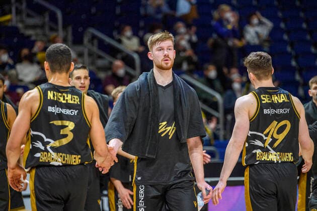 v l Nicholas Tischler Basketball Loewen Braunschweig, 03 , Luc van Slooten Basketball Loewen Braunschweig, 04 , Ondrej Sehnal Basketball Loewen Braunschweig, 19 , sad, depressed, angry, lose, GER, Alba Berlin vs Basketball Loewen Braunschweig, BBL, Basketball Bundesliga Maenner, 23 Spieltag, Saison 2021 2022, 16 03 2022, GER, Alba Berlin vs Basketball Loewen Braunschweig, BBL, Basketball Bundesliga Maenner, 23 Spieltag, Saison 2021 2022, 16 03 2022, Berlin Copyright: xEibner-Pressefoto UwexKochx EP_UKH