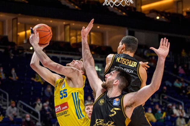 v l Ben Lammers Alba Berlin, 55 , Owen Klassen Basketball Loewen Braunschweig, 05 , duel, action, fight, under basket, GER, Alba Berlin vs Basketball Loewen Braunschweig, BBL, Basketball Bundesliga Maenner, 23 Spieltag, Saison 2021 2022, 16 03 2022, GER, Alba Berlin vs Basketball Loewen Braunschweig, BBL, Basketball Bundesliga Maenner, 23 Spieltag, Saison 2021 2022, 16 03 2022, Berlin Copyright: xEibner-Pressefoto UwexKochx EP_UKH