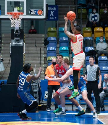 16 03 2022, xsltx, Basketball BBL Bundesliga, Frankfurt Skyliners s Oliver Wuerzburg emspor, v re Charles Callison Point Guard s Oliver Würzburg DFL DFB REGULATIONS PROHIBIT ANY USE OF PHOTOGRAPHS as IMAGE SEQUENCES and or QUASI VIDEO Frankfurt am Main