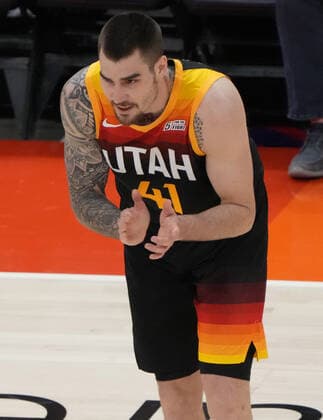 Utah Jazz forward Juancho Hernangomez applauds during an NBA, Basketball Herren, USA game between Utah Jazz and Chicago Bulls, in Vivint Smart Home Arena in Salt Lake City, Utah, USA, 16 March 2022. Utah Jazz - Chicago Bulls !ACHTUNG: NUR REDAKTIONELLE NUTZUNG!  Copyright: xGEORGExFREYx AME3856 20220317-06ffb735077c67c7a800a7a87e2ea22bbff27d53