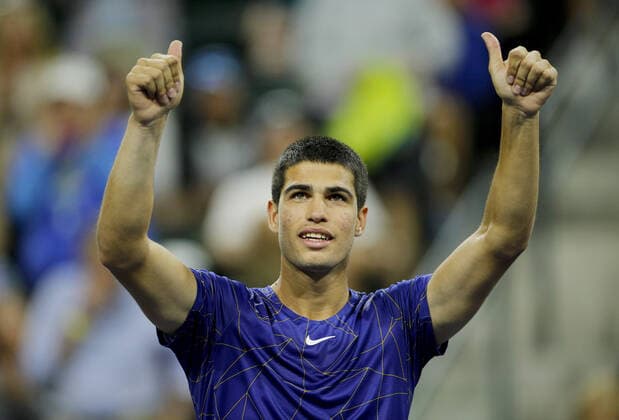 Mandatory Credit: Photo by Ella Ling Shutterstock (12845061bn) Carlos Alcaraz of Spain thanks the crowd BNP Paribas Open, Tennis, Day 8, Indian Wells Tennis Garden, California, USA - 16 Mar 2022 BNP Paribas Open, Tennis, Day 8, Indian Wells Tennis Garden, California, USA - 16 Mar 2022  Copyright: xEllaxLing Shutterstockx 12845061bn