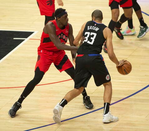Nicolas Batum (R) of the Los Angeles Clippers disputes the ball with Pascal Siakam of the Toronto Raptors, today, during an NBA, Basketball Herren, USA game played at the Crypto.com Arena, in Los Angeles, USA, 16 March 2022. Los Angeles Clippers vs. Toronto Raptors !ACHTUNG: NUR REDAKTIONELLE NUTZUNG!  Copyright: xArmandoxArorizox AME3864 20220317-a38cf878148eaf33b74a0f4e4c516ad4c55f7b0d