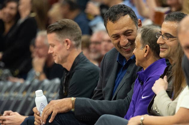 March 16, 2022, Sacramento, CA, USA: Former Sacramento Kings Vlade Divac talks with Vivek Ranadivo before a game at the Golden 1 Center in Sacramento, Wednesday, March 16, 2022. Sacramento USA - ZUMAj89_ 20220316_zaf_j89_001 Copyright: xPaulxKitagakixJr.x