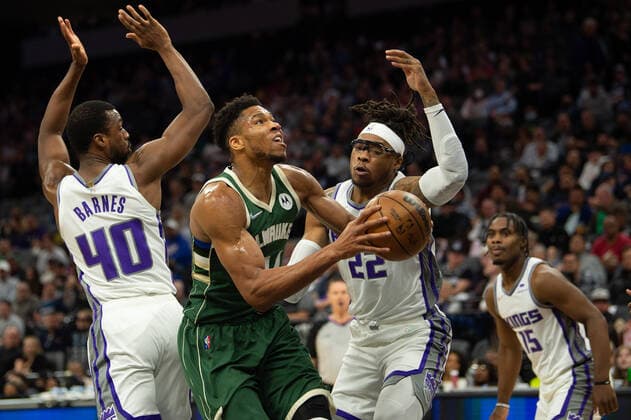 March 16, 2022, Sacramento, CA, USA: Milwaukee Bucks forward Giannis Antetokounmpo (34) drives to basket between Sacramento Kings forward Harrison Barnes (40) and Sacramento Kings center Richaun Holmes (22) during a game at the Golden 1 Center in Sacramento, Wednesday, March 16, 2022. Sacramento USA - ZUMAj89_ 20220316_zaf_j89_006 Copyright: xPaulxKitagakixJr.x