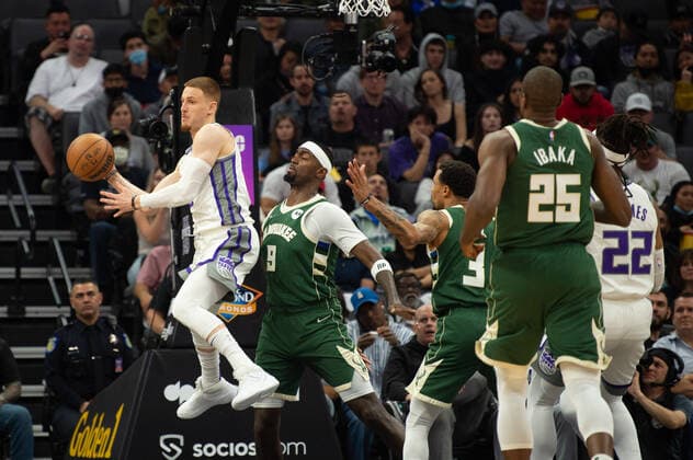 March 16, 2022, Sacramento, CA, USA: Sacramento Kings guard Donte DiVincenzo (0) passes the ball defended by Milwaukee Bucks center Bobby Portis (9) during a game at the Golden 1 Center in Sacramento, Wednesday, March 16, 2022. Sacramento USA - ZUMAj89_ 20220316_zaf_j89_008 Copyright: xPaulxKitagakixJr.x