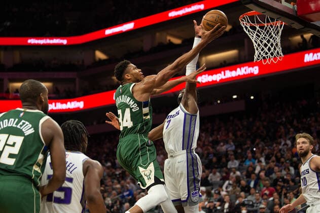 March 16, 2022, Sacramento, CA, USA: Milwaukee Bucks forward Giannis Antetokounmpo (34) drives to basket past Sacramento Kings forward Chimezie Metu (7) during a game at the Golden 1 Center in Sacramento, Wednesday, March 16, 2022. Sacramento USA - ZUMAj89_ 20220316_zaf_j89_010 Copyright: xPaulxKitagakixJr.x