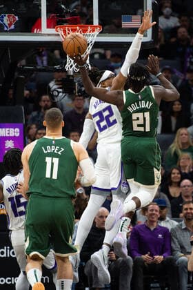 March 16, 2022, Sacramento, CA, USA: Milwaukee Bucks guard Jrue Holiday (21) shoots around Sacramento Kings center Richaun Holmes (22) fora a basket during a game at the Golden 1 Center in Sacramento, Wednesday, March 16, 2022. Sacramento USA - ZUMAj89_ 20220316_zaf_j89_016 Copyright: xPaulxKitagakixJr.x