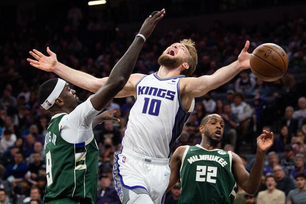 Sport Bilder des Tages March 16, 2022, Sacramento, CA, USA: Sacramento Kings forward Domantas Sabonis (10) rects after fouled by Milwaukee Bucks center Bobby Portis (9) during a game at the Golden 1 Center in Sacramento, Wednesday, March 16, 2022. Sacramento USA - ZUMAj89_ 20220316_zaf_j89_017 Copyright: xPaulxKitagakixJr.x