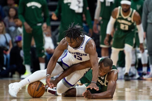 March 16, 2022, Sacramento, CA, USA: Sacramento Kings guard Davion Mitchell (15) and Milwaukee Bucks forward Khris Middleton (22) wrestle for the ball during a game at the Golden 1 Center in Sacramento, Wednesday, March 16, 2022. Sacramento USA - ZUMAj89_ 20220316_zaf_j89_019 Copyright: xPaulxKitagakixJr.x
