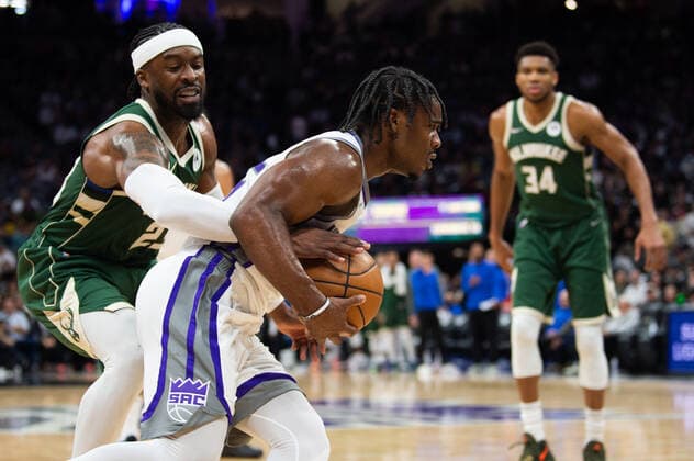 March 16, 2022, Sacramento, CA, USA: Sacramento Kings guard Davion Mitchell (15) drives around Milwaukee Bucks guard Wesley Matthews (23) during a game at the Golden 1 Center in Sacramento, Wednesday, March 16, 2022. Sacramento USA - ZUMAj89_ 20220316_zaf_j89_023 Copyright: xPaulxKitagakixJr.x