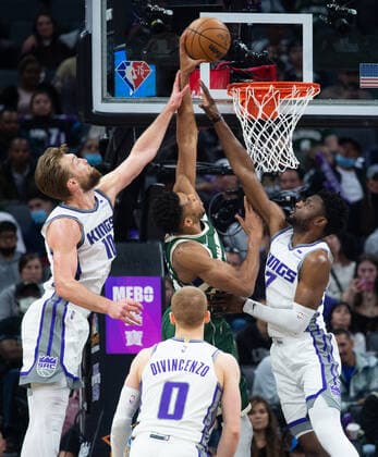 March 16, 2022, Sacramento, CA, USA: Milwaukee Bucks forward Giannis Antetokounmpo (34) scores a basket defended by Sacramento Kings forward Domantas Sabonis (10) and Sacramento Kings forward Chimezie Metu (7) during a game at the Golden 1 Center in Sacramento, Wednesday, March 16, 2022. Sacramento USA - ZUMAj89_ 20220316_zaf_j89_024 Copyright: xPaulxKitagakixJr.x