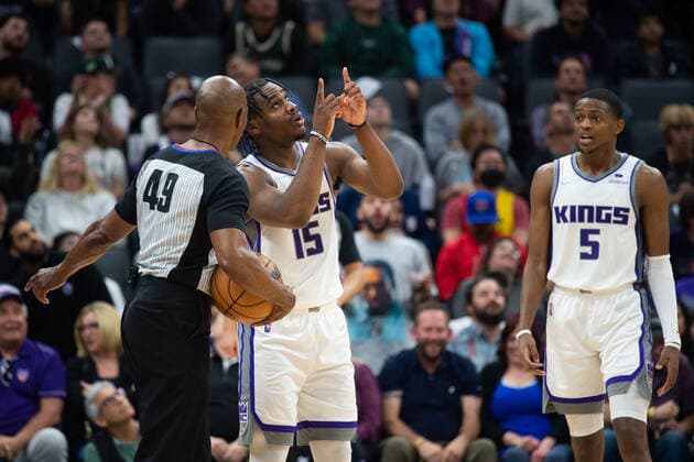 March 16, 2022, Sacramento, CA, USA: Sacramento Kings guard Davion Mitchell (15) talks with official Tom Washington about a penalty called on him during a game against the Milwaukee Bucks at the Golden 1 Center in Sacramento, Wednesday, March 16, 2022. Sacramento USA - ZUMAj89_ 20220316_zaf_j89_026 Copyright: xPaulxKitagakixJr.x