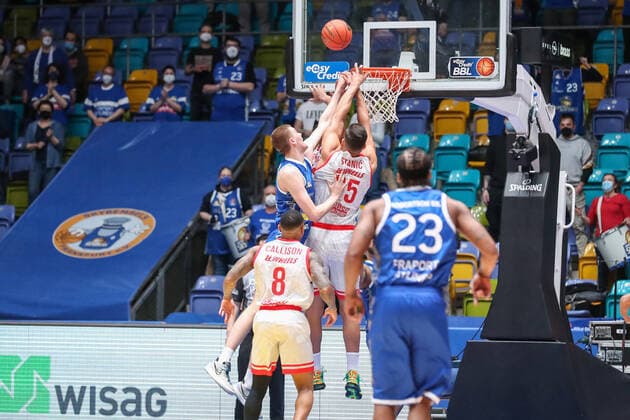 Haarms Matt, Fraport Skyliners, 3 ,Stanic Filip, s Oliver Wuerzburg , Callison Charles, s Oliver Wuerzburg , , GER,Basketball, BBL, Fraport Skyliners vs Niners Chemnitz,27 12 2021, Frankfurt Copyright: xEibner-Pressefoto UlrichxScherbax EP_usm