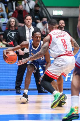 Filipovski Sasa, HC s Oliver Wuerzburg , Badio Brancou, Fraport Skyliners, 8 , Callison Charles, s Oliver Wuerzburg , , GER,Basketball, BBL, Fraport Skyliners vs Niners Chemnitz,27 12 2021, Frankfurt Copyright: xEibner-Pressefoto UlrichxScherbax EP_usm