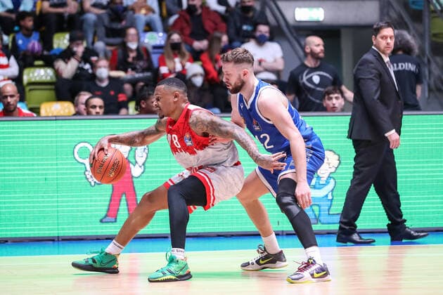 Callison Charles, s Oliver Wuerzburg , Ponitka Marcel, Fraport Skyliners, 42 , , GER,Basketball, BBL, Fraport Skyliners vs Niners Chemnitz,27 12 2021, Frankfurt Copyright: xEibner-Pressefoto UlrichxScherbax EP_usm
