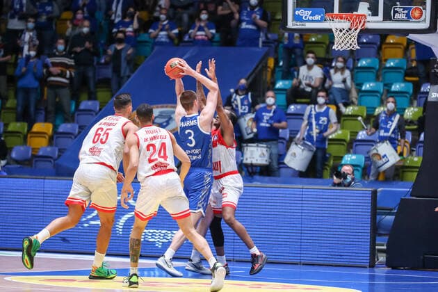 Stanic Filip, s Oliver Wuerzburg , Hunt Cameron, s Oliver Wuerzburg , Haarms Matt, Fraport Skyliners, 3 ,Buford William, s Oliver Wuerzburg , , GER,Basketball, BBL, Fraport Skyliners vs Niners Chemnitz,27 12 2021, Frankfurt Copyright: xEibner-Pressefoto UlrichxScherbax EP_usm