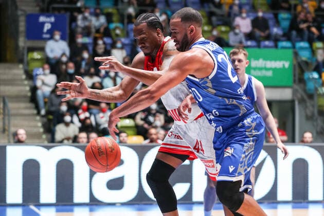 Buford William, s Oliver Wuerzburg , Moore Rasheed, Fraport Skyliners, 20 , , GER,Basketball, BBL, Fraport Skyliners vs. Niners Chemnitz,27 12 2021, Frankfurt Copyright: xEibner-Pressefoto UlrichxScherbax EP_usm