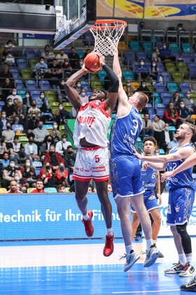 Abu Abdul Malik, s Oliver Wuerzburg , Haarms Matt, Fraport Skyliners, 3 , , GER,Basketball, BBL, Fraport Skyliners vs Niners Chemnitz,27 12 2021, Frankfurt Copyright: xEibner-Pressefoto UlrichxScherbax EP_usm