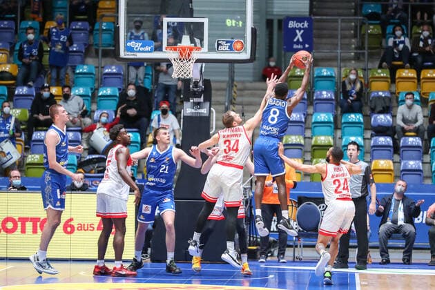 Brenneke Lorenz, Fraport Skyliners, 21 ,Hoffmann Felix, s Oliver Wuerzburg , Badio Brancou, Fraport Skyliners, 8 , Hunt Cameron, s Oliver Wuerzburg , , GER,Basketball, BBL, Fraport Skyliners vs Niners Chemnitz,27 12 2021, Frankfurt Copyright: xEibner-Pressefoto UlrichxScherbax EP_usm