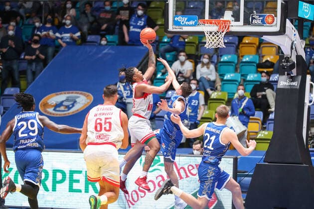 Cherry Will, Fraport Skyliners, 29 Stanic Filip, s Oliver Wuerzburg , Rodriguez Desi, s Oliver Wuerzburg , Brenneke Lorenz, Fraport Skyliners, 21 , , GER,Basketball, BBL, Fraport Skyliners vs. Niners Chemnitz,27 12 2021, Frankfurt Copyright: xEibner-Pressefoto UlrichxScherbax EP_usm
