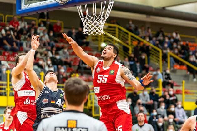 Brad Thomas Greene Uni Baskets Paderborn, 55 here fighting for the rebound He contributed 15 points to the Baskets win against Jena GER, Uni Baskets Paderborn vs Medipolis SC Jena, basketball, 2 Bundesliga ProA, season 2021 2022, 23 match day, 16 03 2022 Uni Baskets Paderborn vs Medipolis SC Jena, basketball, 2 Bundesliga ProA, season 2021 2022, 23 match day, 16 03 2022 Paderborn Copyright: xEibner-Pressefoto BahhoxKarax EP_BKA