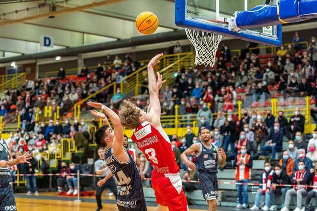 Peter Hemschmeier Uni Baskets Paderborn, 8 here vs Vuk Radojicic Medipolis SC Jena, 44 GER, Uni Baskets Paderborn vs Medipolis SC Jena, Basketball, 2 Bundesliga ProA, Spielzeit 2021 2022, 23 Spieltag, 16 03 2022 Uni Baskets Paderborn vs Medipolis SC Jena, Basketball, 2 Bundesliga ProA, Spielzeit 2021 2022, 23 Spieltag, 16 03 2022 Paderborn Copyright: xEibner-Pressefoto BahhoxKarax EP_BKA