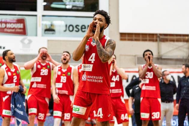 Jordan Livingston Barnes Uni Baskets Paderborn, 4 am Celebrating with the fans GER, Uni Baskets Paderborn vs Medipolis SC Jena, basketball, 2 Bundesliga ProA, season 2021 2022, 23 match day, 16 03 2022 Uni Baskets Paderborn vs Medipolis SC Jena, basketball, 2 Bundesliga ProA, season 2021 2022, 23 match day, 16 03 2022 Paderborn Copyright: xEibner-Pressefoto BahhoxKarax EP_BKA