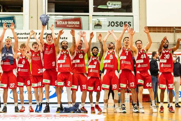 Badu Buck Uni Baskets Paderborn, 2 Jordan Livingston Barnes Uni Baskets Paderborn, 4 Peter Hemschmeier Uni Baskets Paderborn, 8 ¨ Vincent Neugebauer Uni Baskets Paderborn, 9 Jens Grossmann Uni Baskets Paderborn, 13 Johannes Konradt Uni Baskets Paderborn, 19 Aaron Kayser Uni Baskets Paderborn, 22 Lars Lagerpusch Uni Baskets Paderborn, 28 Chavares Alexander Flanigan Uni Baskets Paderborn, 30 Christopher Jackson Trapp Uni Baskets Paderborn, 44 Brad Thomas Greene Uni Baskets Paderborn, 55 GER, Uni Baskets Paderborn vs Medipolis SC Jena, Basketball, 2 Bundesliga ProA, Spielzeit 2021 2022, 23 Spieltag, 16 03 2022 Uni Baskets Paderborn vs Medipolis SC Jena, Basketball, 2 Bundesliga ProA, Spielzeit 2021 2022, 23 Spieltag, 16 03 2022 Paderborn. Copyright: xEibner-Pressefoto BahhoxKarax EP_BKA