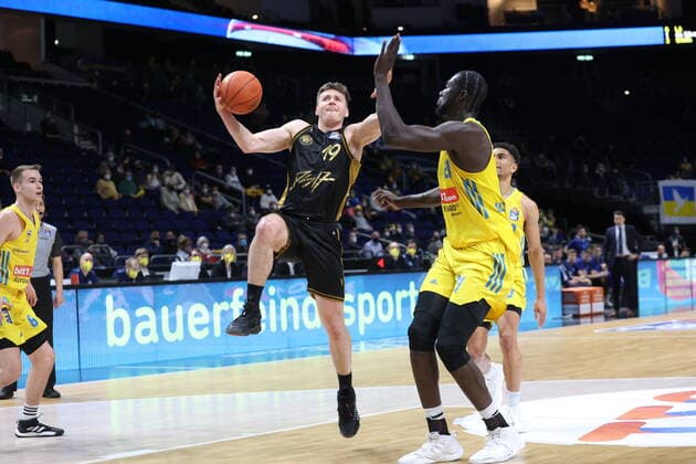 DEU, easyCredit BBL, ALBA vs Braunschweig, 16 03 2022, Mercedes Benz Arena, Berlin, DEU, easyCredit BBL, ALBA vs Braunschweig, in picture Christ Koumadje ALBA Berlin 21 , Ondrej Sehnal Braunschweig 19 nordphotoxGmbHx xEngler nph00076