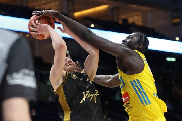 DEU, easyCredit BBL, ALBA vs Braunschweig, 16 03 2022, Mercedes Benz Arena, Berlin, DEU, easyCredit BBL, ALBA vs Braunschweig, in picture Christ Koumadje ALBA Berlin 21 , David Kraemer Braunschweig 1 nordphotoxGmbHx xEngler nph00076