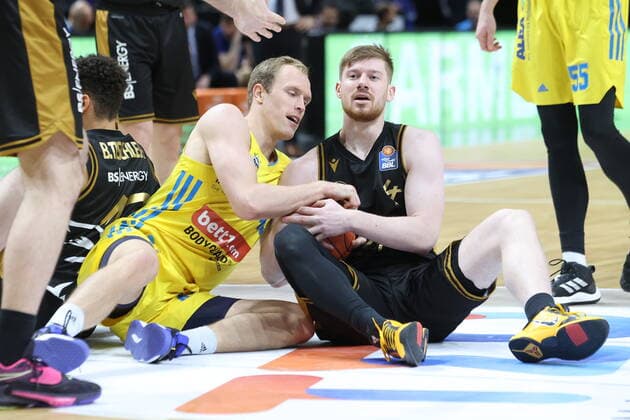 DEU, easyCredit BBL, ALBA vs Braunschweig, 16 03 2022, Mercedes Benz Arena, Berlin, DEU, easyCredit BBL, ALBA vs Braunschweig, in picture Luke Sikma ALBA Berlin 43 , Luc van Slooten Braunschweig 4 nordphotoxGmbHx xEngler nph00076